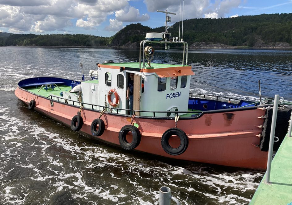 Bogserbåten Foxen på jobb i Idefjorden.