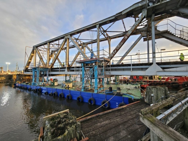 Pråmen Vera lastad med Tyska bron i Vänersborg inför rivning.